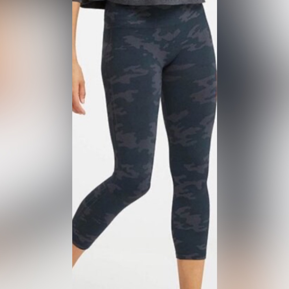 Spanx | Look at Me Now Seamless Cropped Leggings in Black Camo